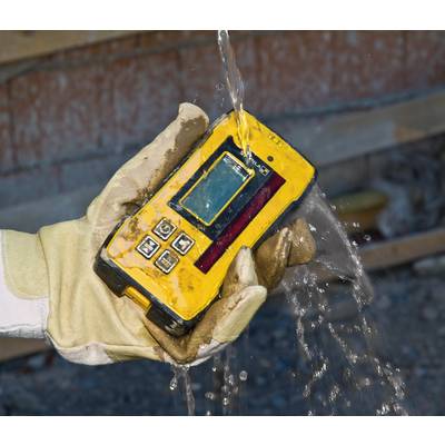 Eine behandschuhte Hand hält ein wasserdichtes, gelbes elektronisches Gerät, das von einem laufenden Wasserstrahl getroffen wird.