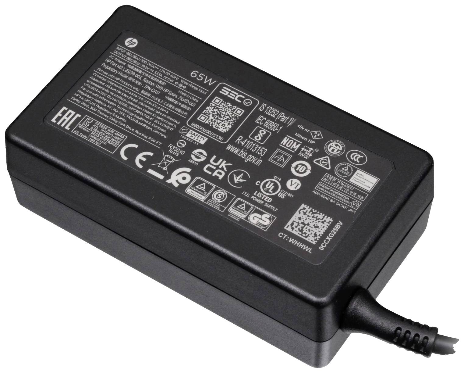 Schwarzes Laptop-Netzteil mit mehreren Zertifizierungs- und Sicherheitsaufklebern, USB-Anschluss und Kabelansatz auf der rechten Seite.