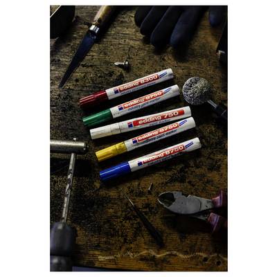 Fünf farbige Edding 750 Lackmarker auf einer Werkbank angeordnet mit verstreuten Werkzeugen, die ein Handwerks- oder Reparaturset zeigen.