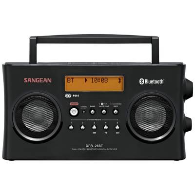 Ein tragbares Radio mit Bluetooth-Funktion von Sangean, Modell DPR-26BT, verfügt über ein digitales Display, das 'BT 10:08' zeigt.