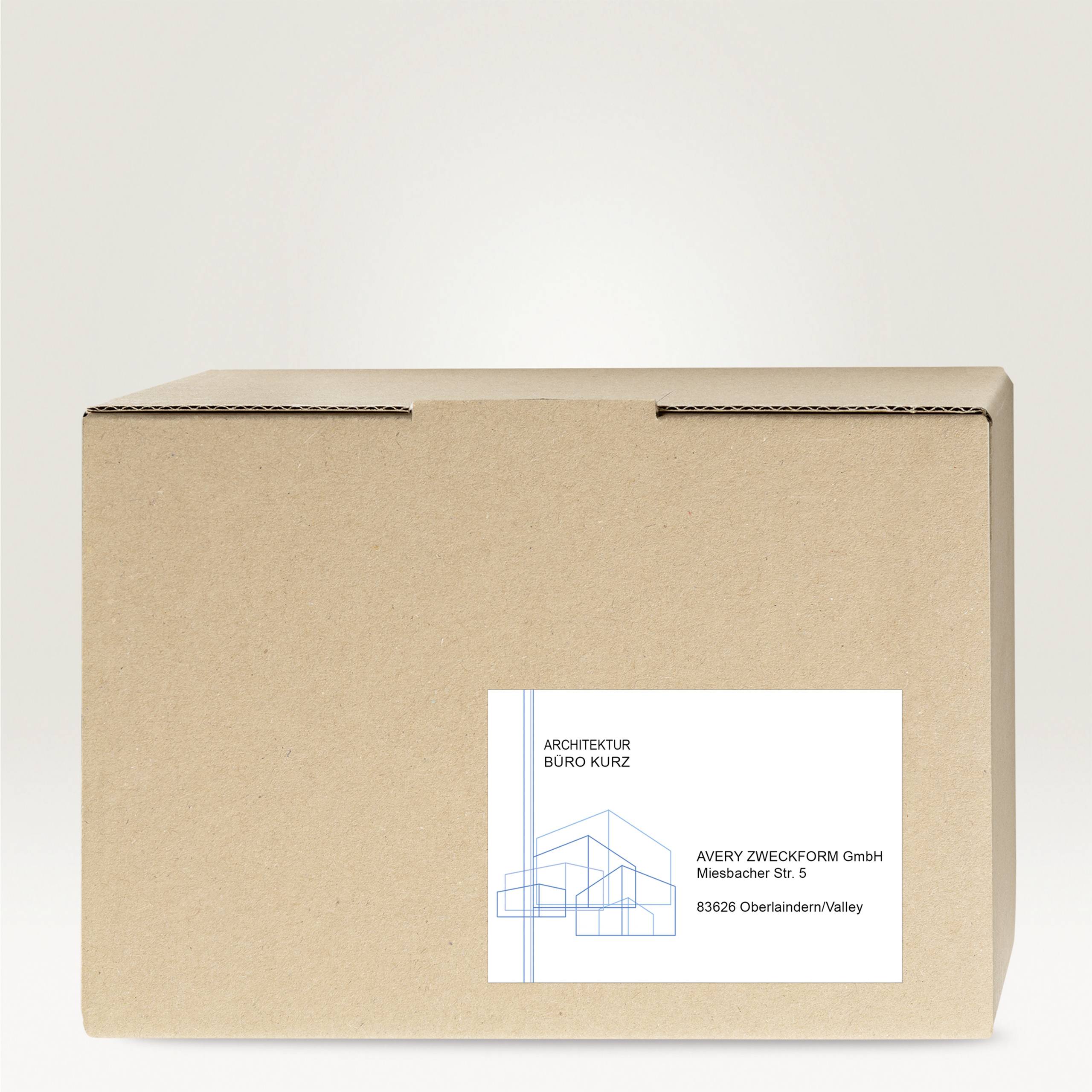 Kartonverpackung mit einem Etikett mit der Aufschrift 'Architektur Büro Kurz'. Enthält Adresse 'Meesebacher Str. 5 85306 Oberbayern/Valley'.