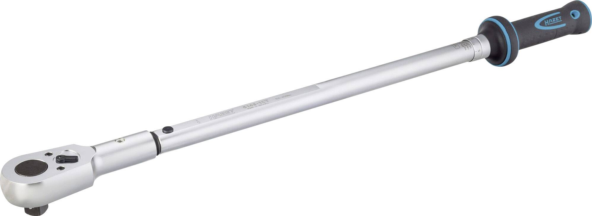 Ein silberner Drehmomentschlüssel mit schwarzem Griff und blauen Akzenten, geeignet für präzises Anziehen von Schrauben.