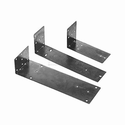 Drei unterschiedlich große Metallwinkel, nebeneinander aufgestellt, mit Lochbohrungen entlang der Kanten zur Befestigung.