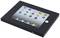 Ein schwarzes Tablet mit sichtbarem Display. Auf dem Bildschirm sind mehrere App-Symbole vor einem hellgrauen Hintergrund zu sehen.
