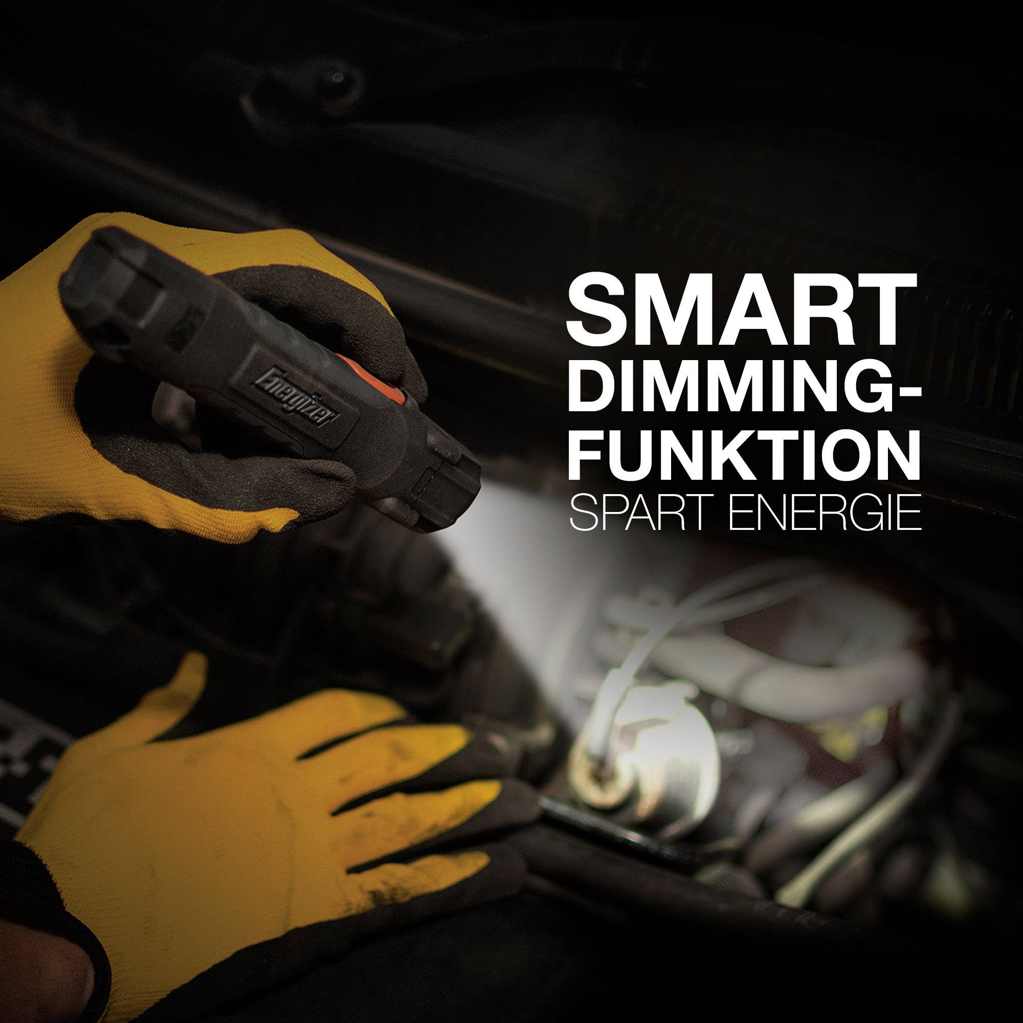 Wird eine Taschenlampe mit gelben Handschuhen gehalten. Text rechts: 'SMART DIMMING-FUNKTION SPART ENERGIE'.