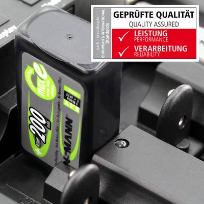 Ein schwarzes Batterieladegerät lädt zwei grüne Akkus der Marke ANSMANN. Oben rechts ein Qualitätssiegel mit Aufschrift 'Geprüfte Qualität, Leistung, Verarbeitung'.