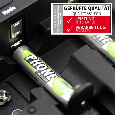 Ein Ladegerät lädt zwei AA-Batterien mit der Aufschrift 'PHONE'; daneben ein Schild mit 'Geprüfte Qualität: Leistung, Verarbeitung'.