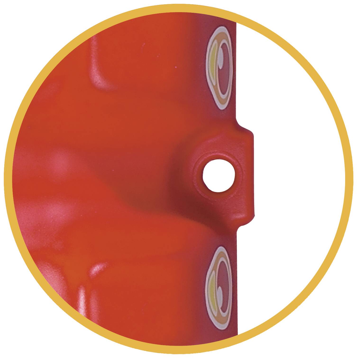 Ein leuchtend rotes Objekt mit einer zentralen Öffnung. Zwei ovale Muster, jedes mit gelben und weißen Details, flankieren die Öffnung.