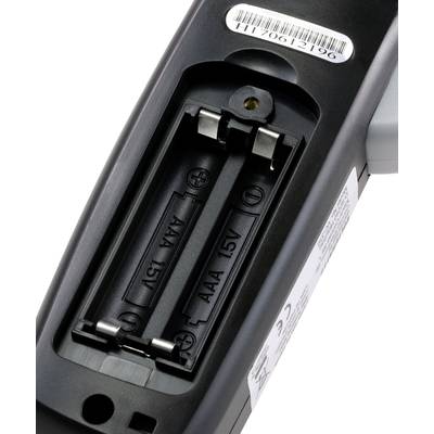 Fernbedienung mit geöffnetem Batteriefach, zeigt Platz für zwei AAA-Batterien. Ein Barcode-Etikett ist oben sichtbar.
