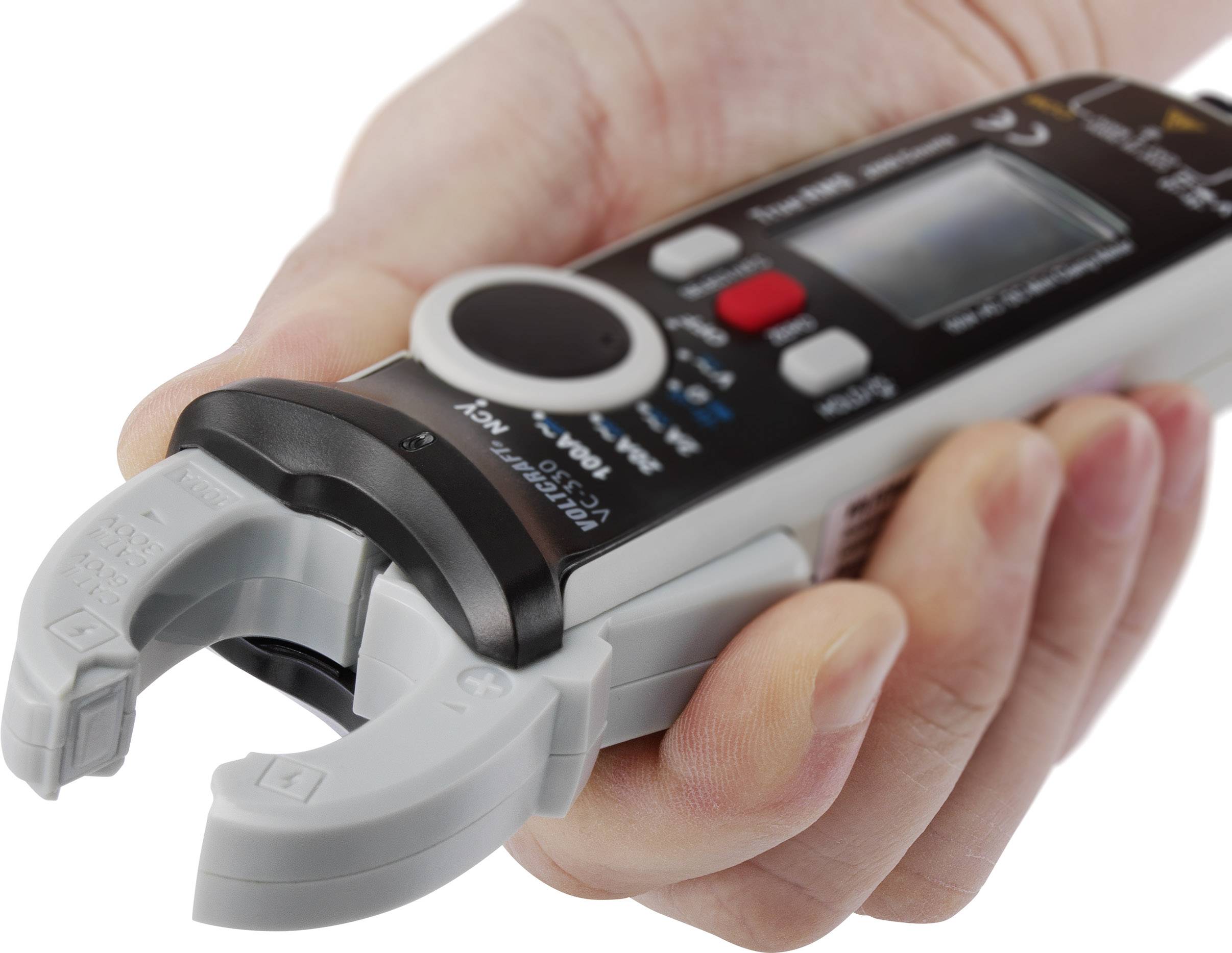 Eine Hand hält ein digitales Multimeter mit geöffneten Messzangen, bereit zur Strommessung.