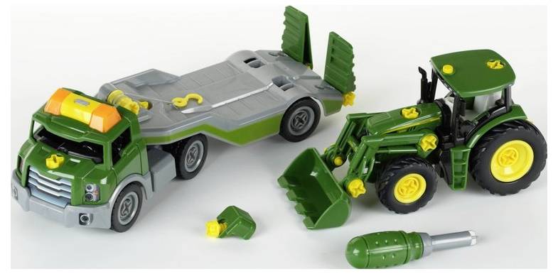 Spielzeug-Lastwagen und Traktor-Set mit abnehmbarem Anhänger und Zubehör, einschließlich eines grünen Schaufelrads und eines zylindrischen Werkzeugs, vor neutralem Hintergrund.