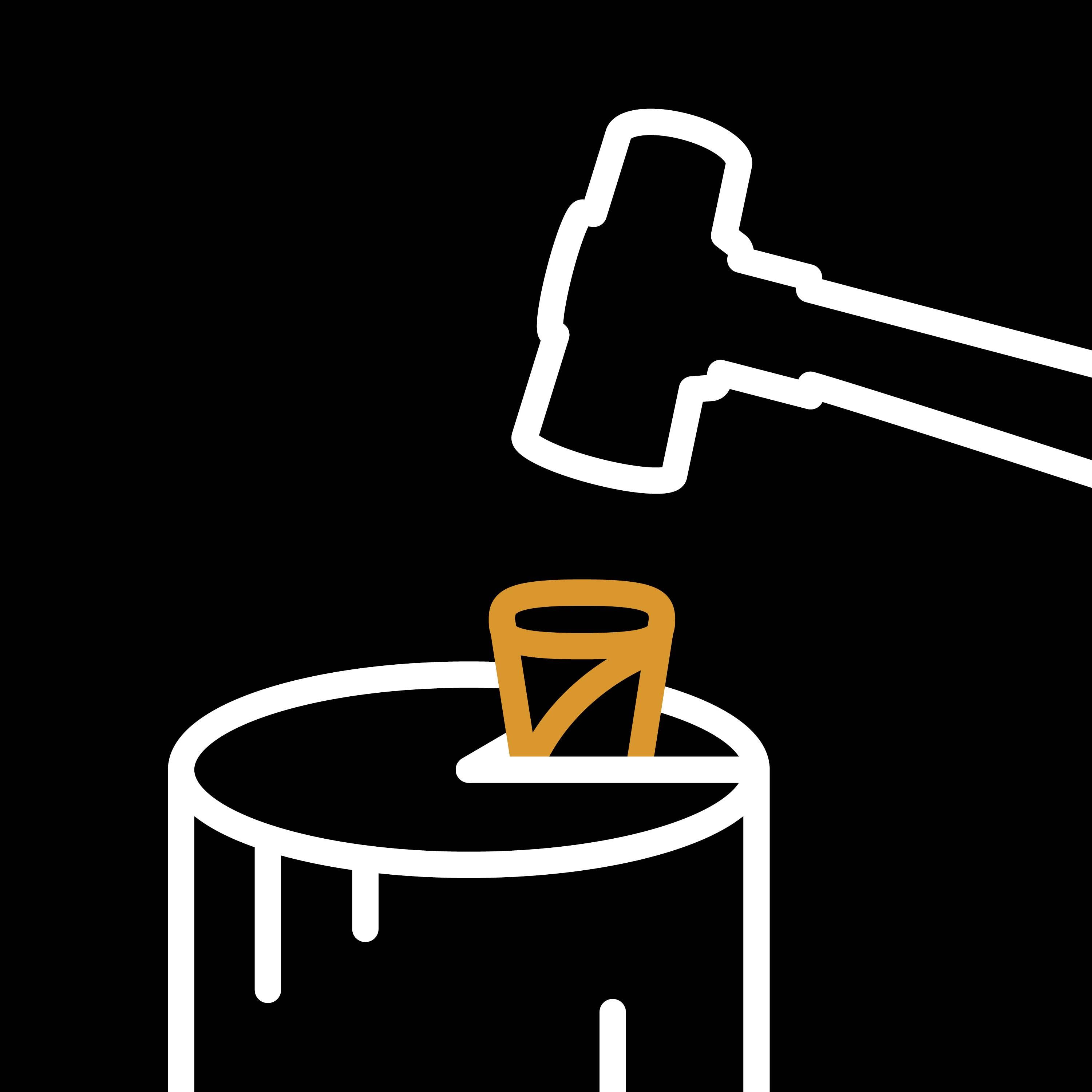 Ein weißer Hammer trifft gegen eine orange Schraube, die auf einem offenen Farbbehälter auf schwarzem Hintergrund sitzt.