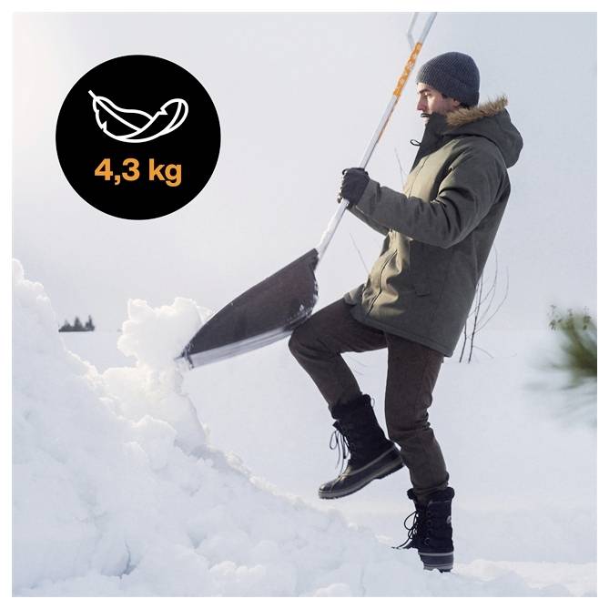 Eine Person in Winterkleidung schaufelt Schnee mit einer leichten Schaufel, die mit „4,3 kg" gekennzeichnet ist. Die Umgebung ist verschneit und im Freien.