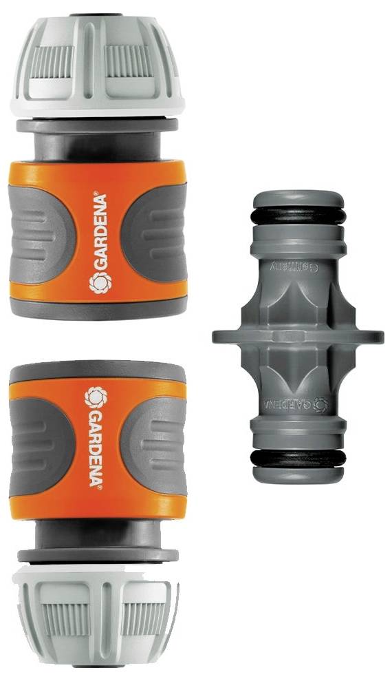 Ein Set aus zwei Gardena-Wasserschlauchkupplungen und einem Verbinder, erkennbar an der orange-grauen Farbgebung.