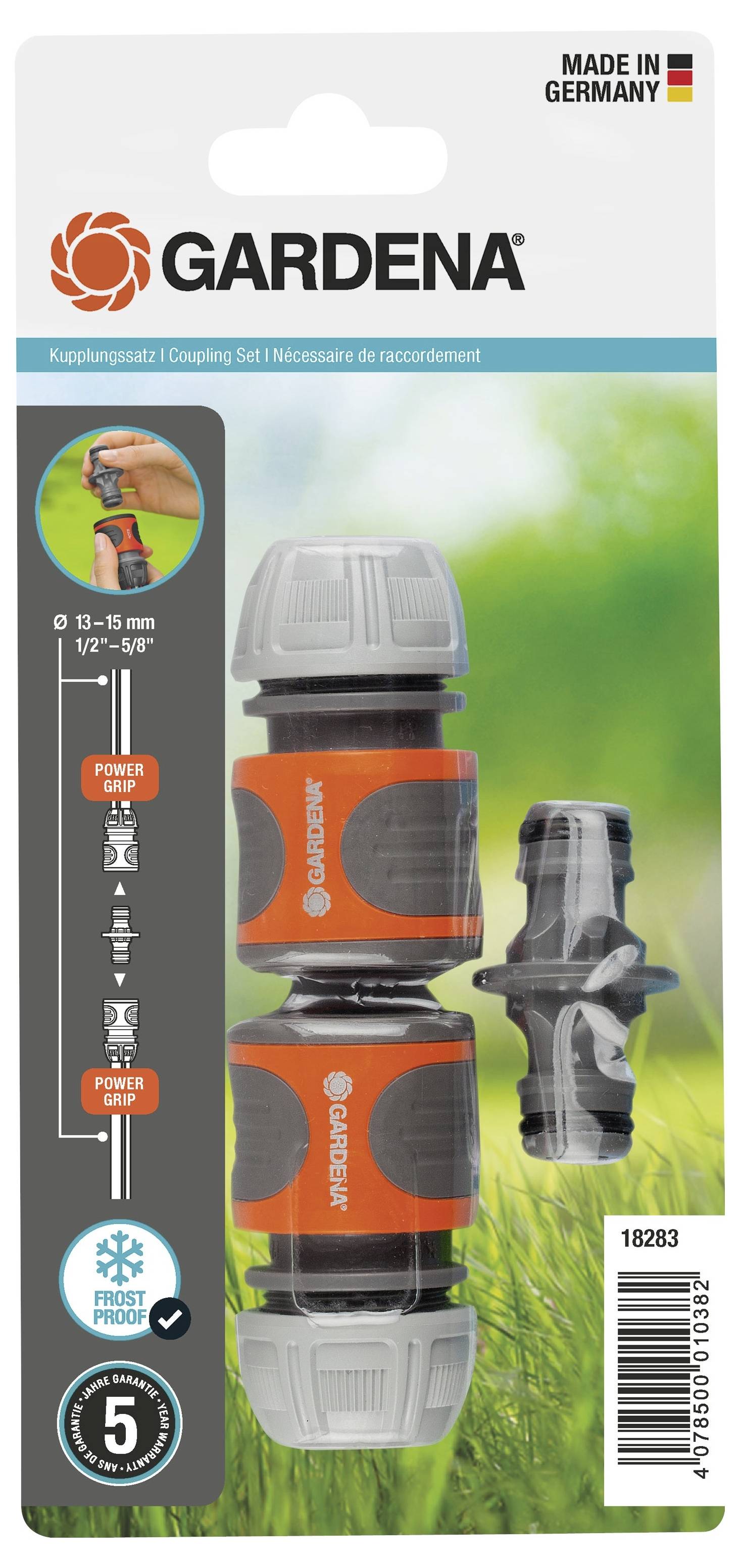 Verpackung eines Gardena Kupplungssets für 1/2"-5/8" Schläuche. Enthält zwei Kupplungen sowie eine Rostschutzfunktion. Made in Germany.