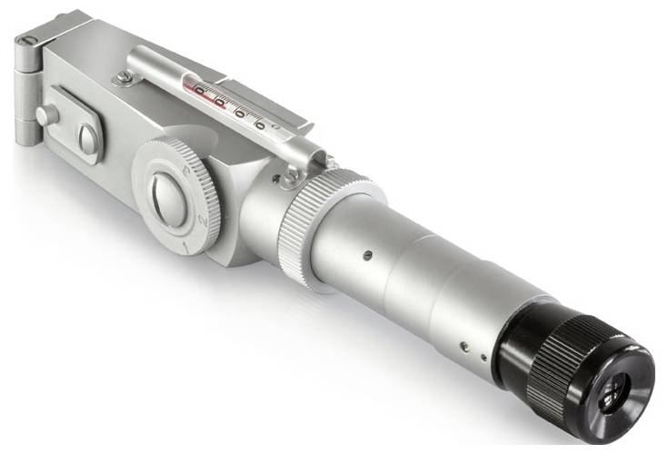 Ein silbernes optisches Gerät mit mehreren Linsen und Justierungen, möglicherweise ein Teleskop oder eine Kameraoptik, auf Weiß.