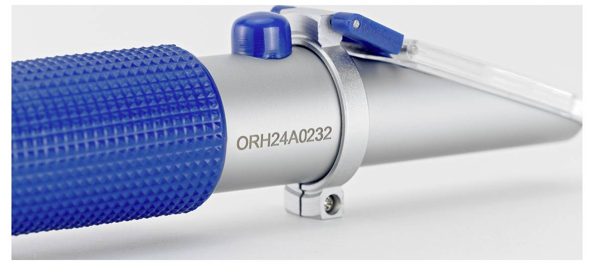Nahaufnahme eines blauen Refraktometers mit der Aufschrift 'ORH24A0232'. Silberne Metallteile und ein klarer Plastikhebel sind sichtbar.