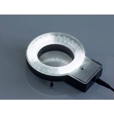 'Runder LED-Ringlichtaufsatz mit Kabel auf einer grauen Oberfläche, bereit zur Anbringung an eine Kameraobjektiv.'
