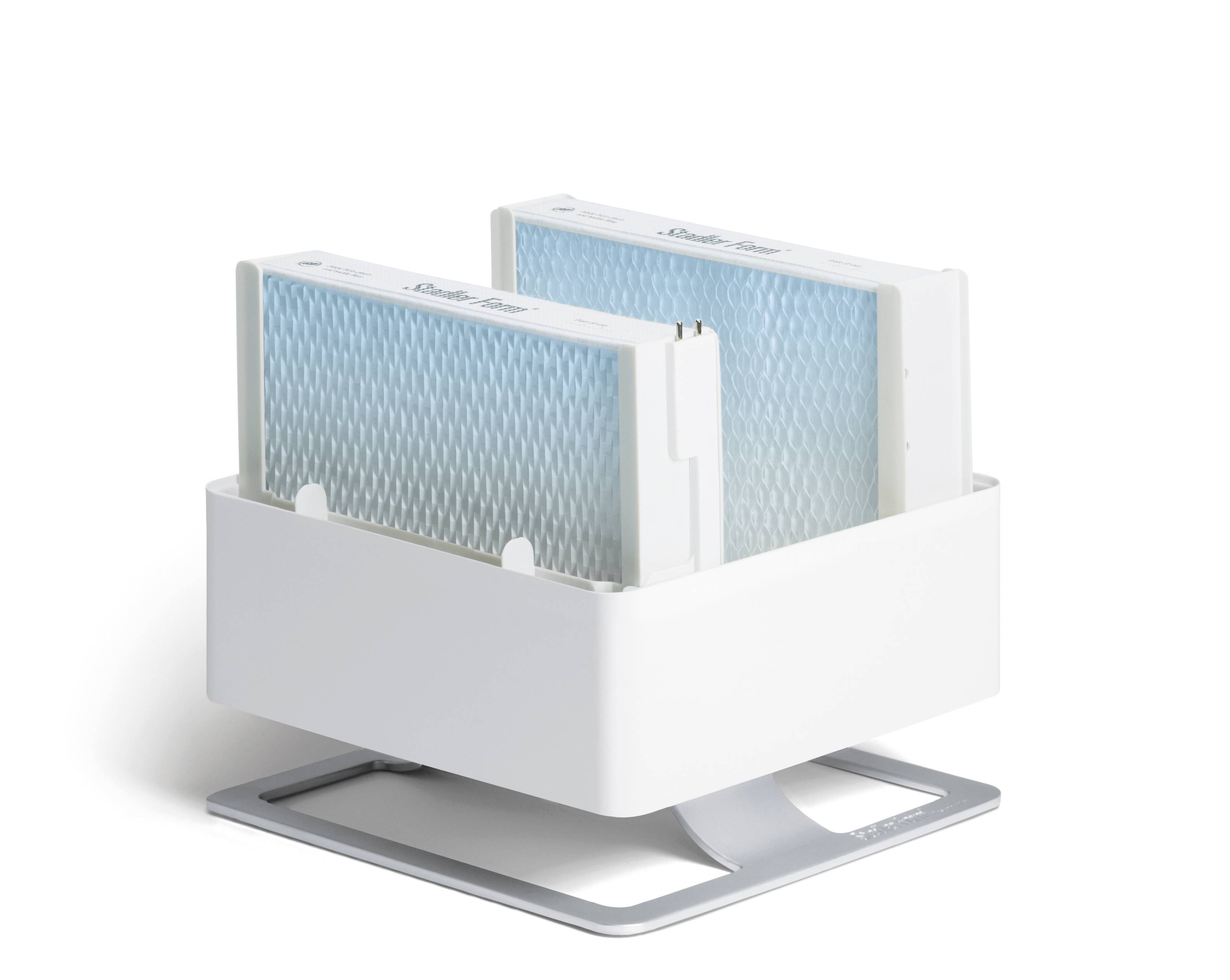 Ein weißer Luftbefeuchter mit zwei sichtbaren blauen Filtereinsätzen in einem modernen, rechteckigen Design.