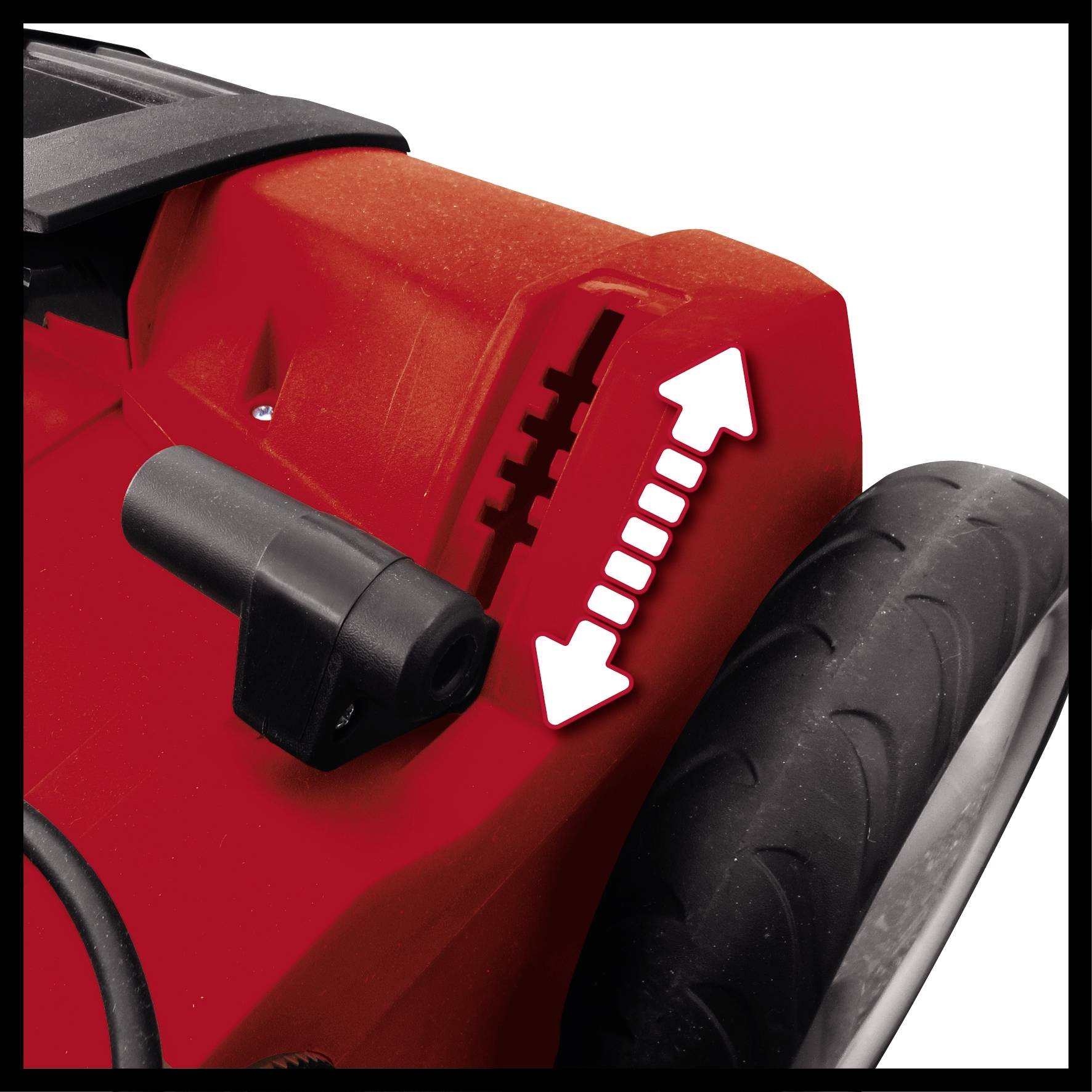 Höhenverstellbarer Hebel eines Rasenmähers in Nahaufnahme, zeigt die Einstellungsmöglichkeiten mit Pfeilen an.