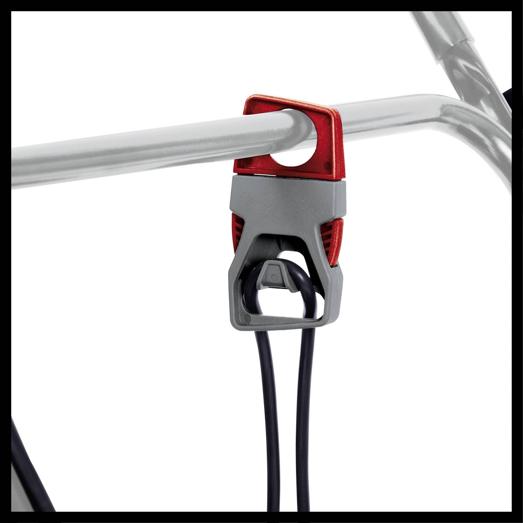 Ein grauer Karabiner mit rotem Einsatz, befestigt an einem Metallrohr. Zwei schwarze Kabel sind durch den Karabiner geführt.