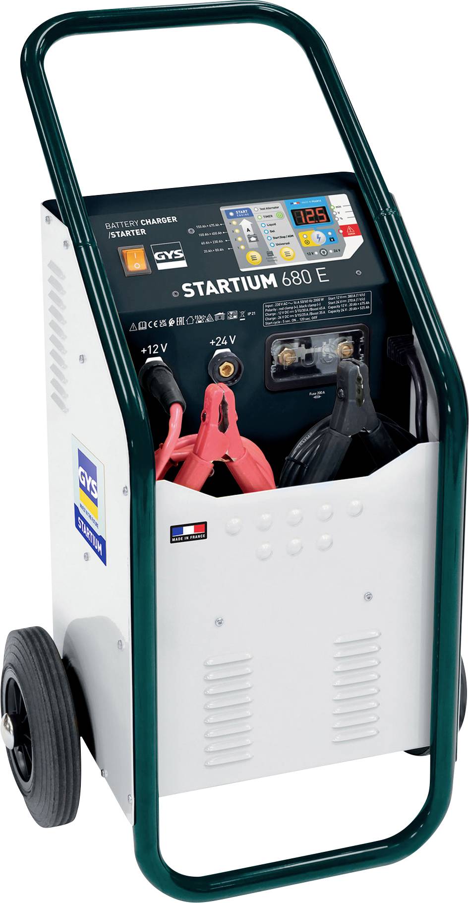 Tragbares Batterieladegerät und Starthilfegerät auf Rädern, beschriftet mit „STARTIUM 680 E", mit Kabeln und digitaler Anzeige auf einem grünen Rahmen.