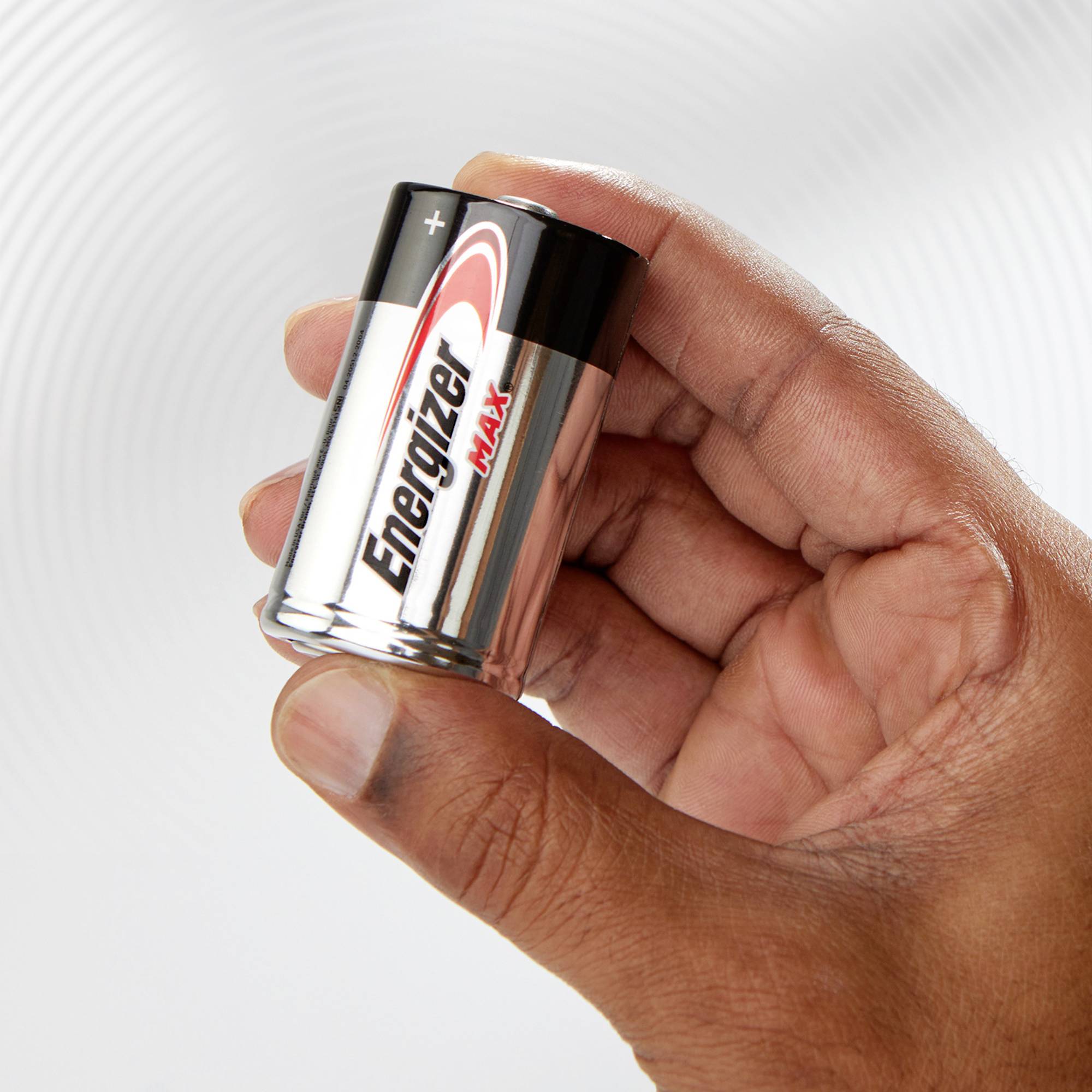 Eine Hand hält eine AA-Batterie der Marke Energizer Max.