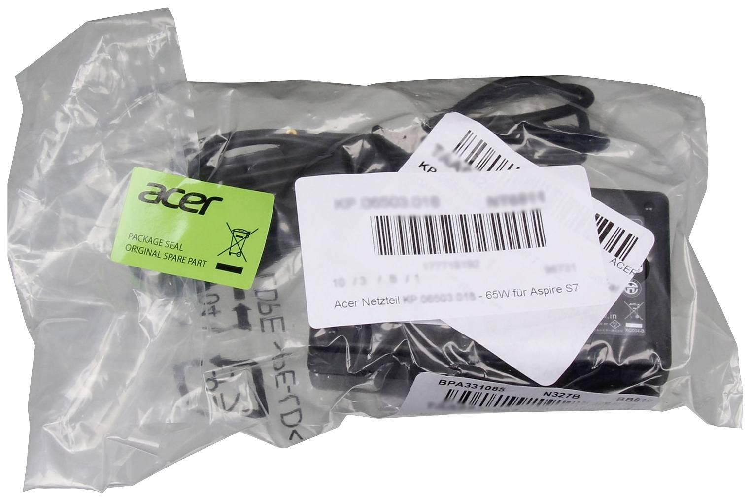 Ein Original Acer Notebook-Ladegerät, gekennzeichnet als Ersatzteil. Verpackt in einer durchsichtigen Plastiktüte mit Barcode-Etikett.