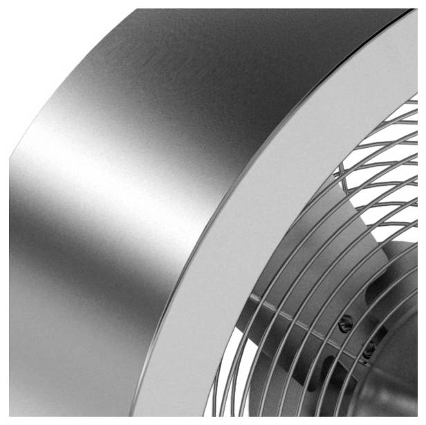 Nahaufnahme eines metallischen Tischventilators mit sichtbarem Schutzgitter und Rotorblättern.