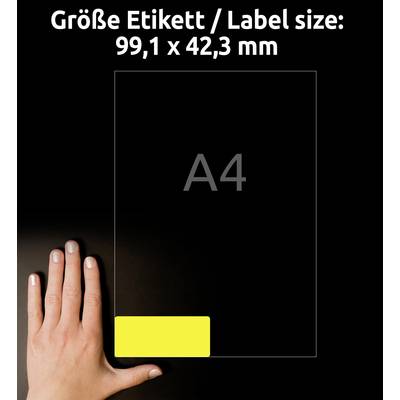 Eine Hand zeigt auf ein A4-Blatt mit gelbem Etikett unten. Text: 'Größe Etikett / Label size: 99,1 x 42,3 mm'.