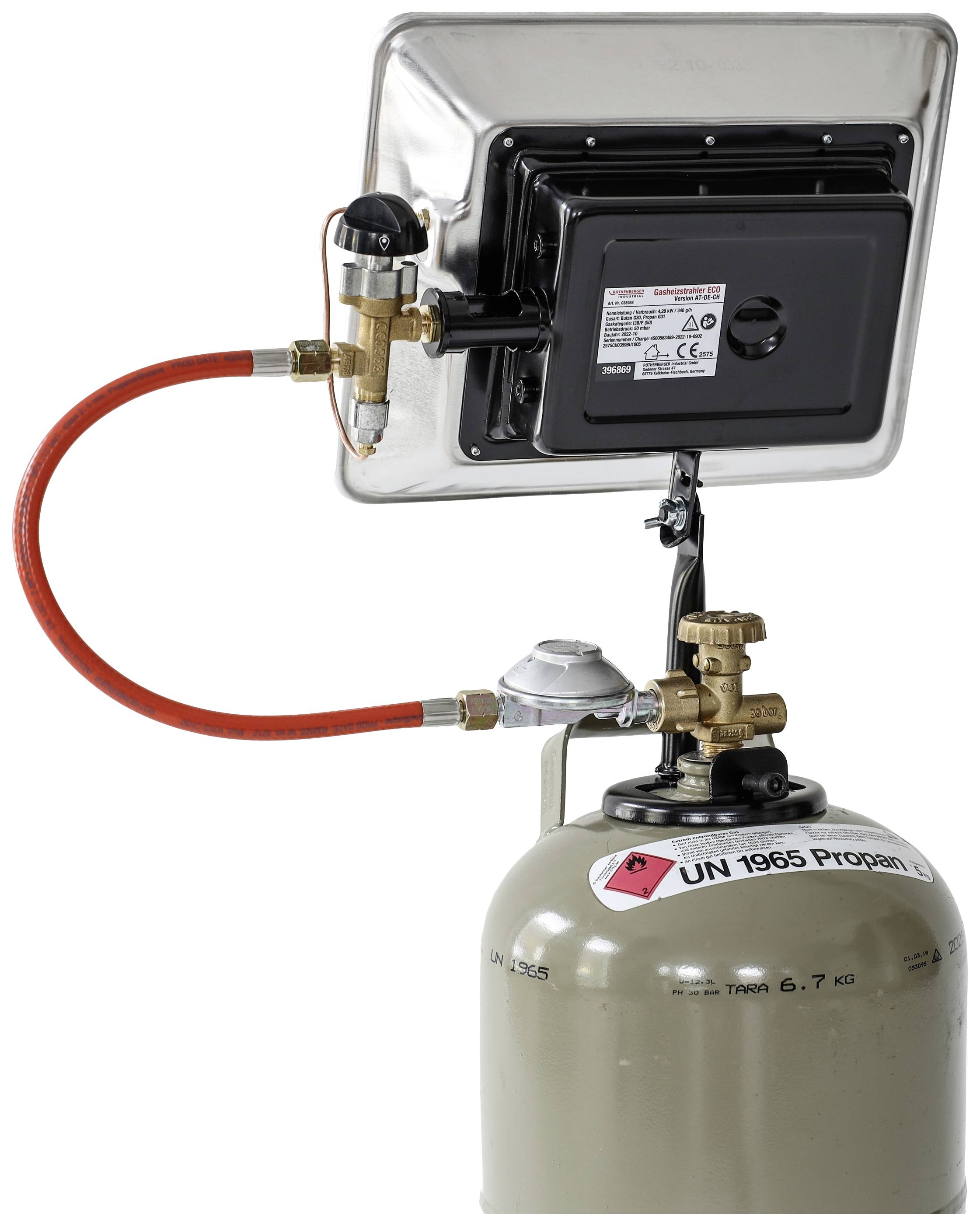 Ein Propangasbrenner, der an eine Gasflasche angeschlossen ist. Der rote Schlauch verbindet den Brennerkopf mit dem Ventil auf der Flasche.