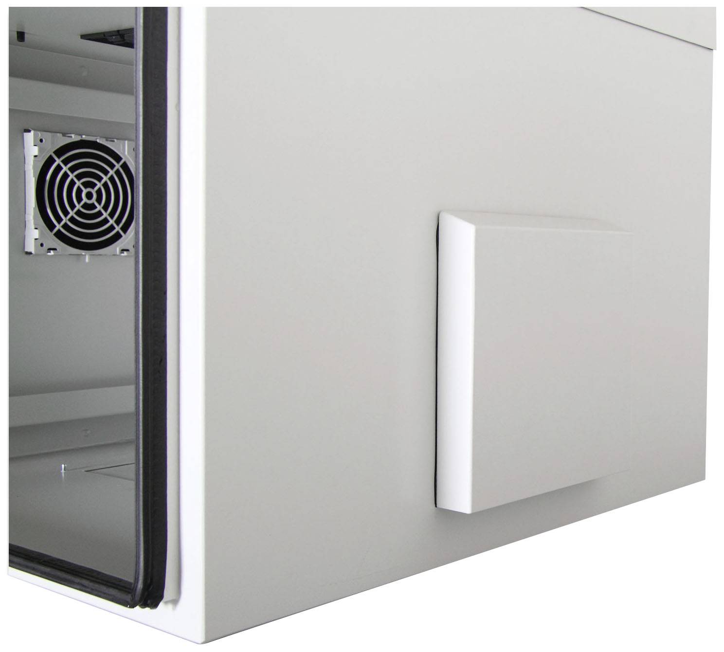 Graues Kühlschrank-Gehäuse in Nahaufnahme mit einem geöffneten Fach ohne Inhalt und sichtbarem Lüfter hinten links.