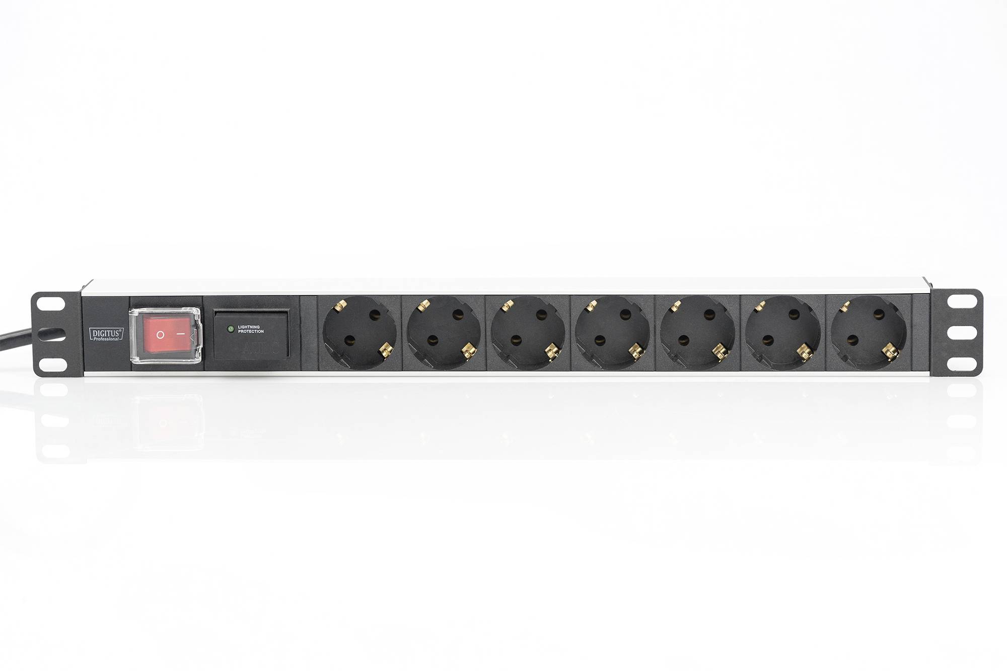 Stromverteilerleiste mit acht Steckdosen und einem roten Ein-/Ausschalter links. Ideal für die Montage in einem 19-Zoll-Rack.