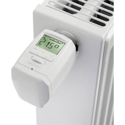 Ein weißer Heizkörperthermostat mit digitalem Display zeigt '21,5°C' an. Der Thermostat ist an einem modernen Heizkörper befestigt.