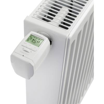 Ein weißer Heizkörper mit digitalem Thermostat, zeigt 21,5 Grad Celsius an.