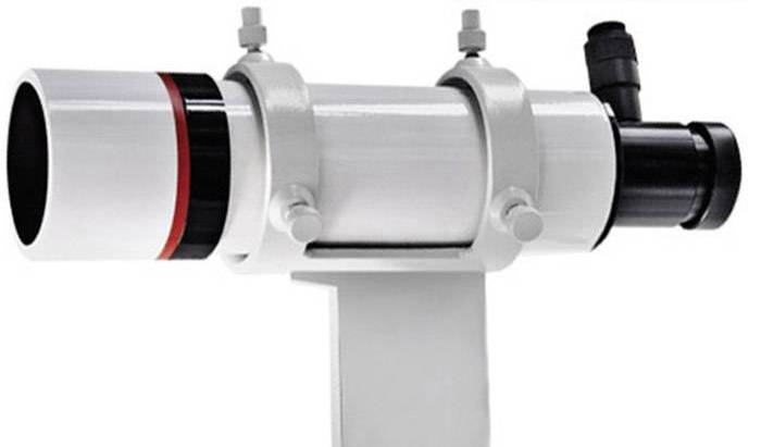 Ein weißes Teleskop mit schwarzem und rotem Ring, montiert auf einem weißen Ständer. Es wird für Himmelsbeobachtungen verwendet.