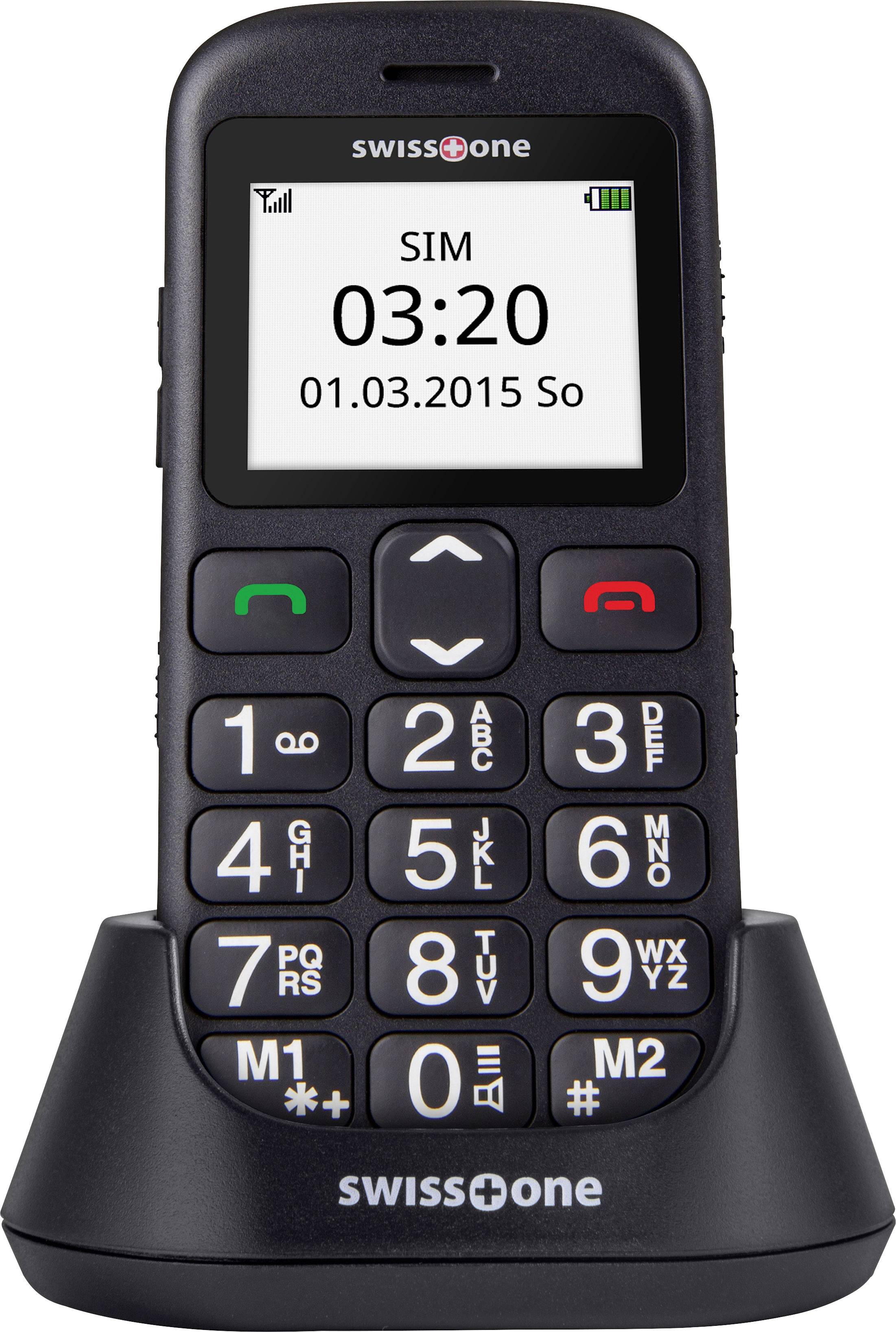 Schwarzes Mobiltelefon in Ladestation mit großen Tasten und Display, das '03:20, 01.03.2015 So' zeigt. Oben auf dem Display steht 'SIM'.