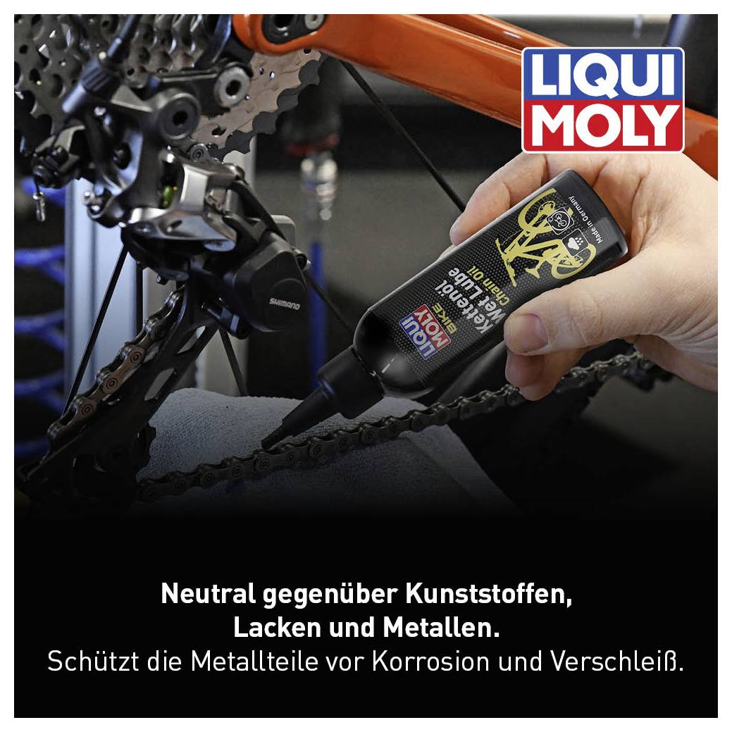 Eine Hand trägt Liquid Moly Fahrradöl auf eine Fahrradkette auf. Text: 'Neutral gegenüber Kunststoffen, Lacken und Metallen.'