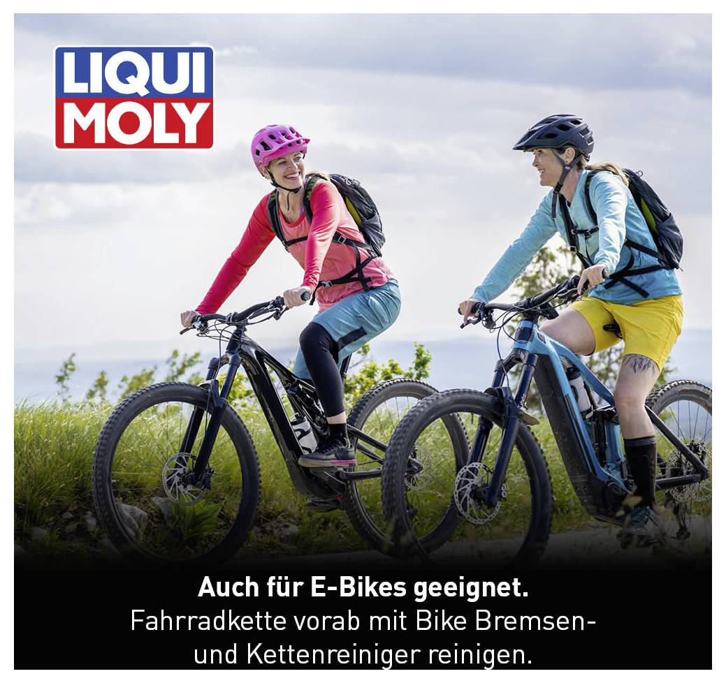 Zwei Personen fahren auf E-Mountainbikes auf einem Pfad. Oben links das Logo 'LIQUI MOLY'. Unten Text: 'Auch für E-Bikes geeignet. Fahrradkette vorab mit Bike Bremsen- und Kettenreiniger reinigen.'