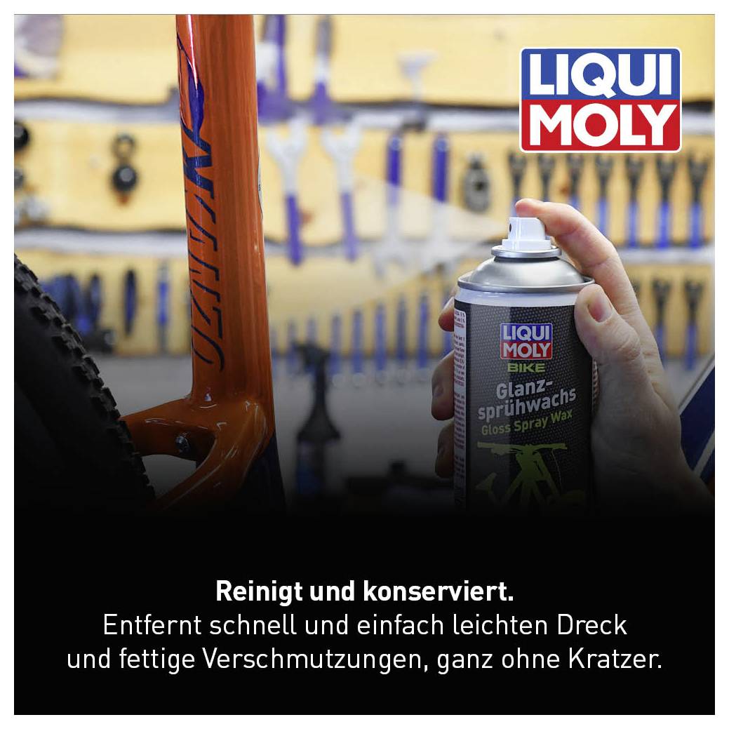Eine Person sprüht Glanzsprühwachs von Liqui Moly auf ein Fahrrad. Text: Reinigt und konserviert, entfernt leichten Dreck und fettige Verschmutzungen.