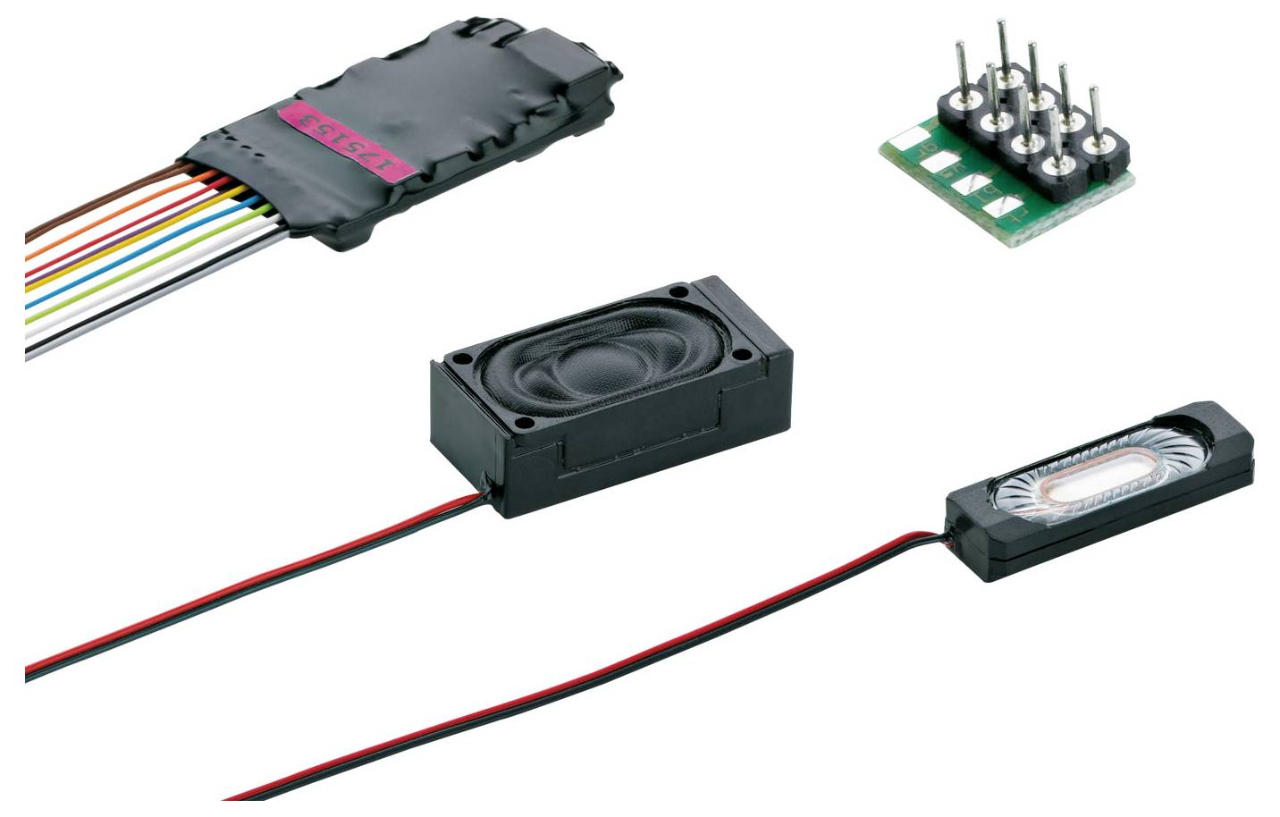 Leiterplatte mit Pins und drei elektronische Komponenten: ein Lautsprecher, ein Sensor, und ein Kabelsatz mit farbigen Drähten.