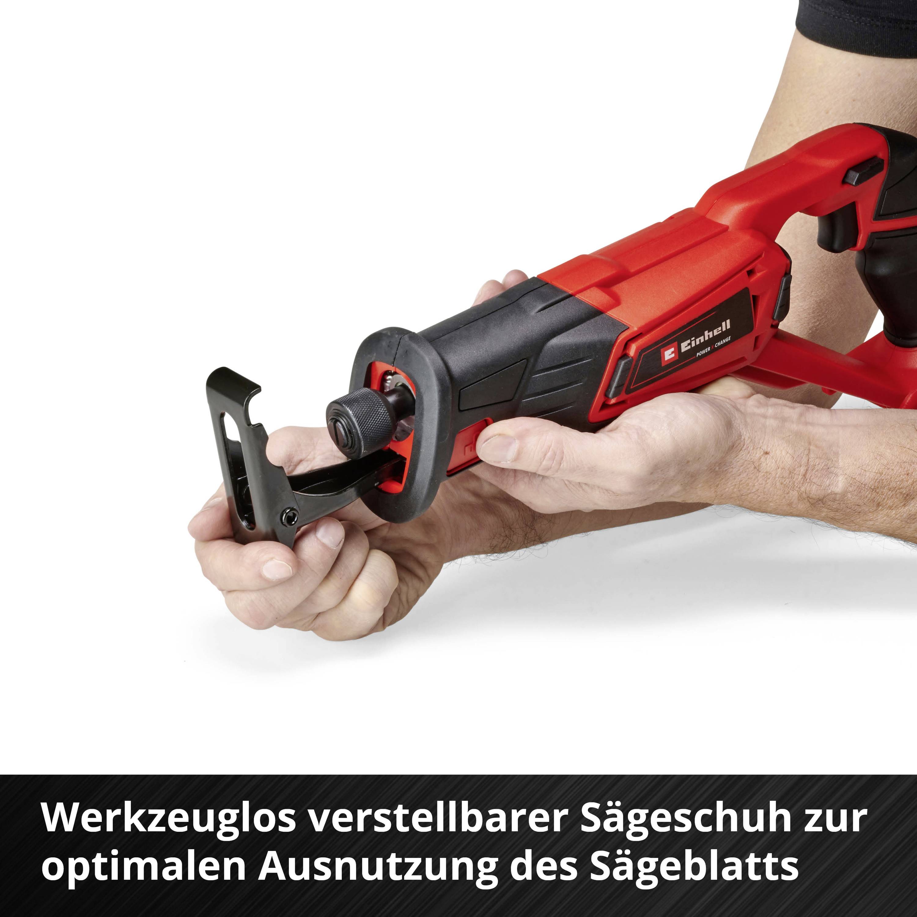 Hand hält eine rote Säbelsäge mit verstellbarem Sägeschuh, um optimale Nutzung des Sägeblatts zu demonstrieren.