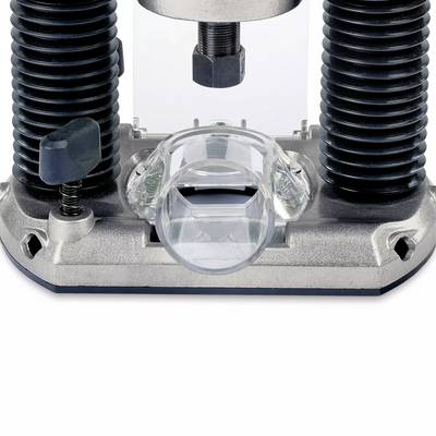 Nahaufnahme einer elektrischen Oberfräse mit durchsichtigem Fräserschild, umgeben von Federn und Schraube, bereit für die Holzbearbeitung.