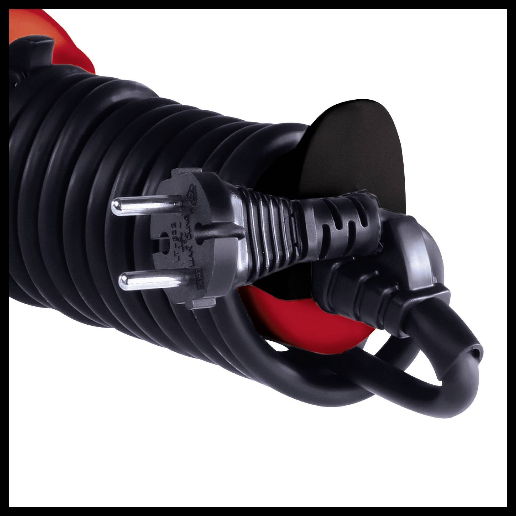 Schwarzes Netzkabel, eng aufgewickelt mit einem Stecker, vor einem weißen Hintergrund.