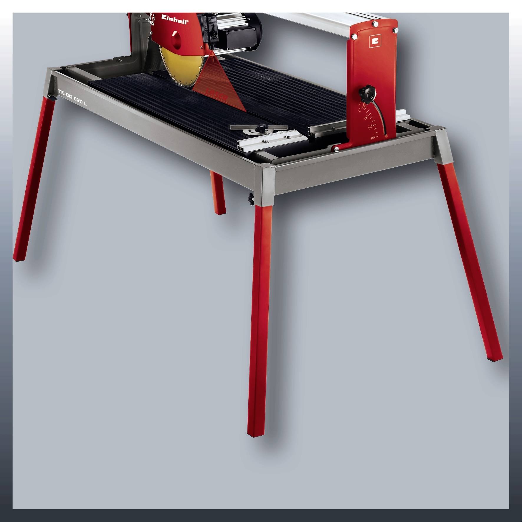 Eine elektrische Fliesenschneidemaschine mit rotem Gestell und montiertem Sägeblatt, geeignet zum präzisen Schneiden von Fliesenmaterial.