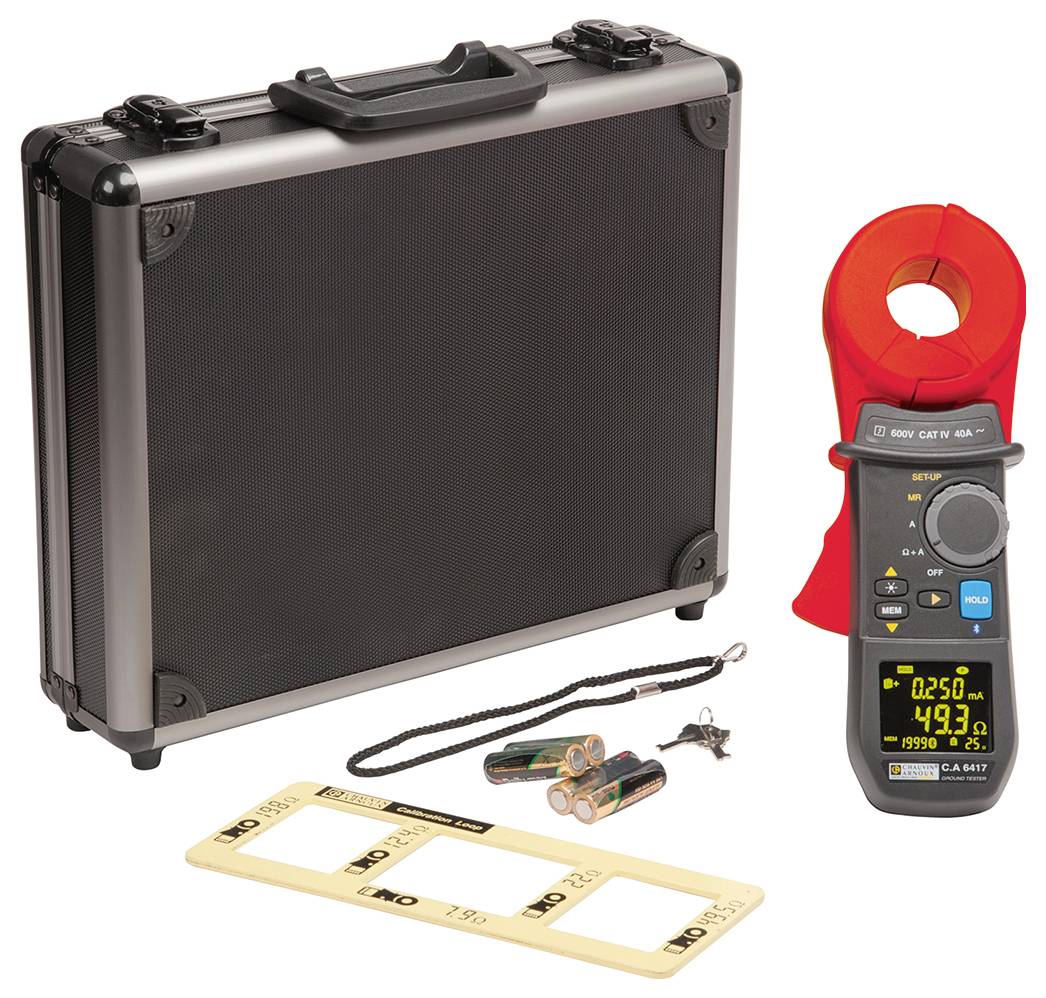 Ein schwarzer Koffer, ein digitales Stromzangengerät, Batterien, ein Umhängeband und Zubehör zur Messung elektrischer Ströme.