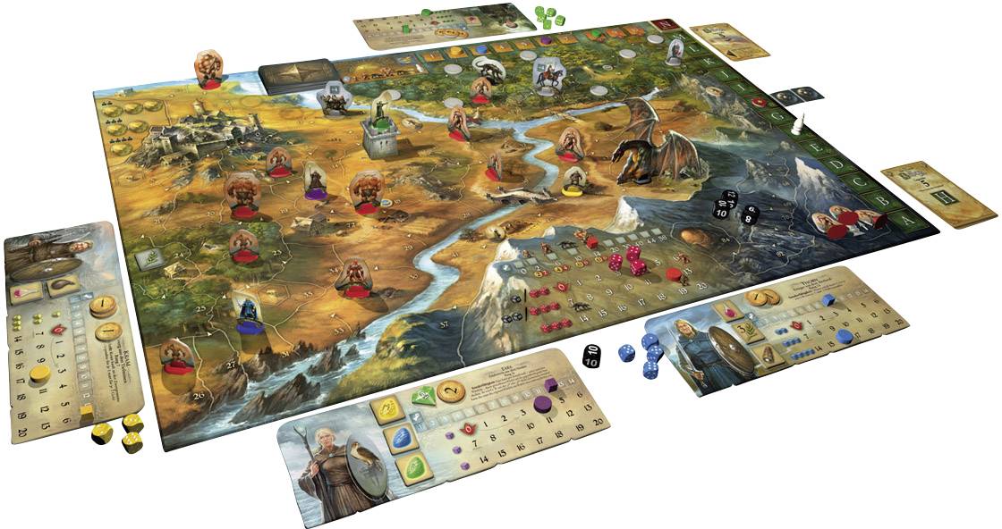 Das Bild zeigt ein strategisches Brettspiel mit einer detaillierten Karte und Figuren. Mehrere Spieler haben Karten und Würfel vor sich liegen.