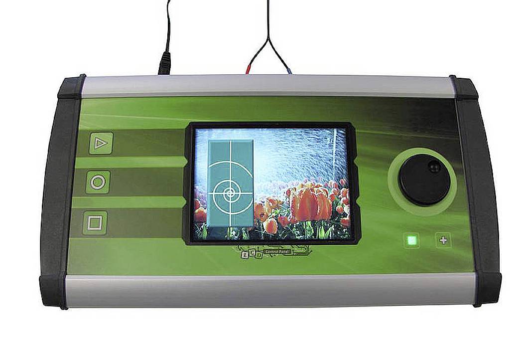 Elektronisches Gerät mit Bildschirm zeigt Blumenbild. Tasten links zur Bedienung, großes Drehrad rechts.