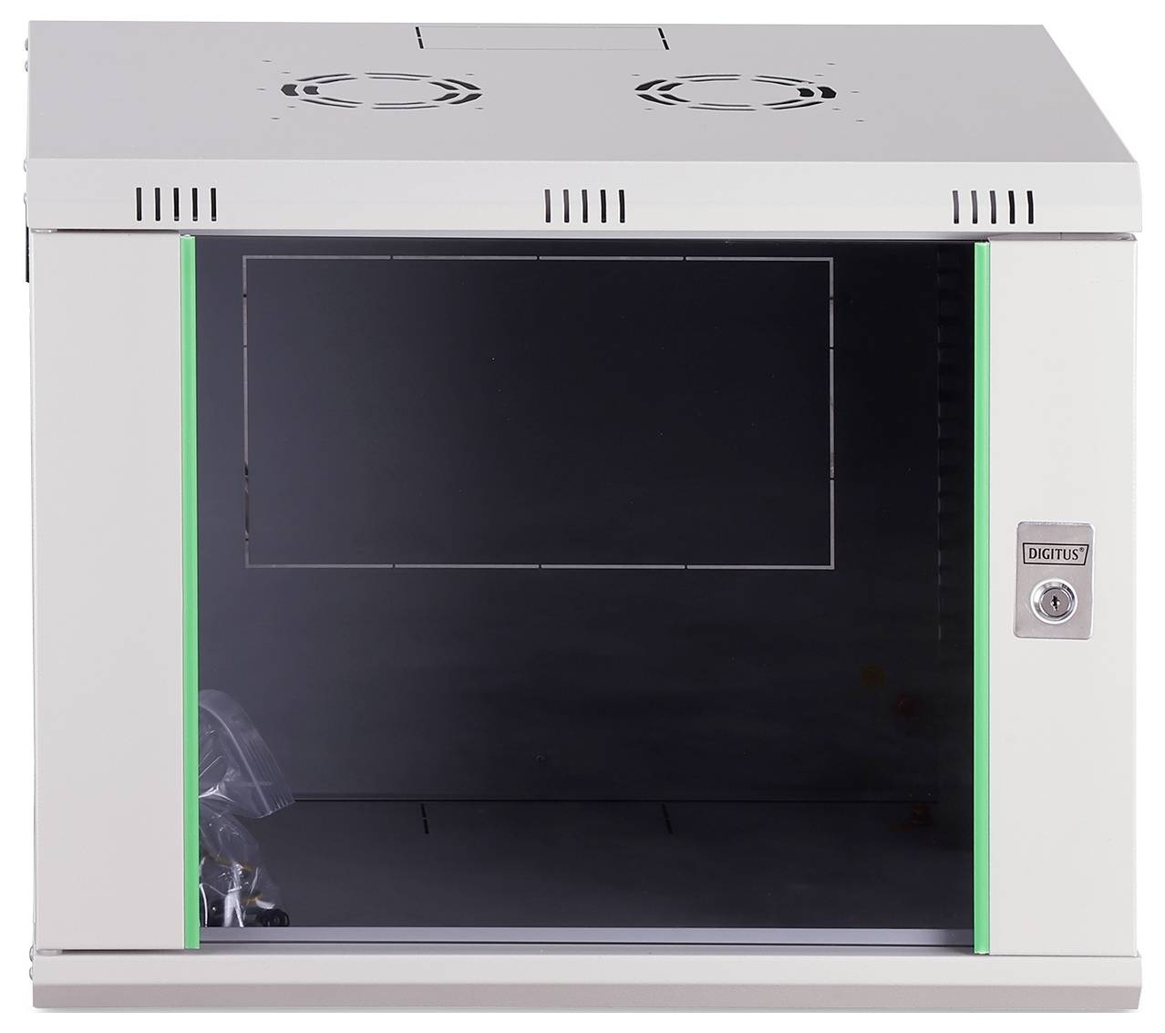 Ein kleiner, leerer, wandmontierter Serverschrank mit einer Glastür, die Lüftungsventilatoren oben und einen abschließbaren Türgriff an der Seite zeigt.
