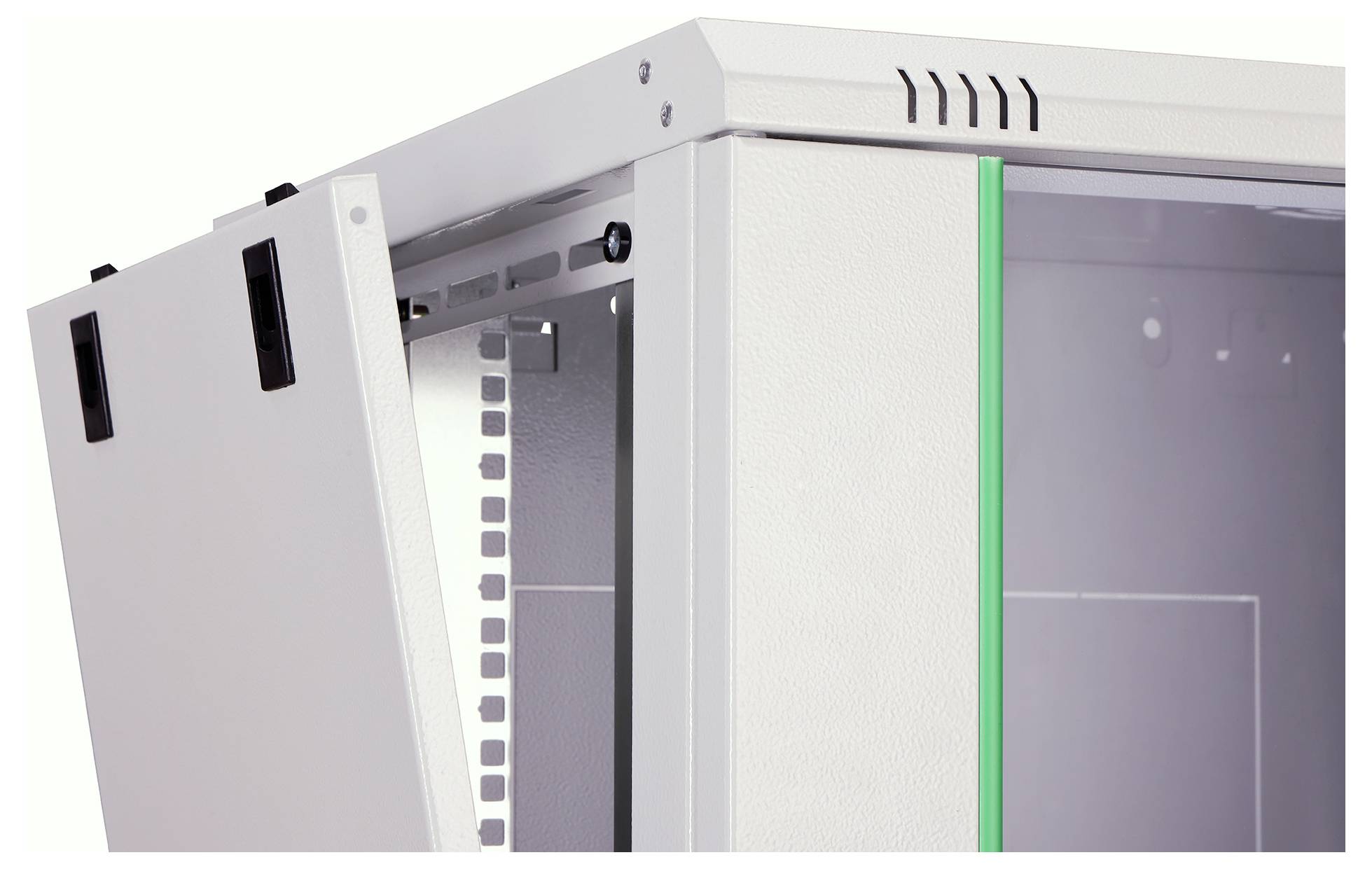 Metall-Serverrack mit teilweise geöffneter Tür und grünen Randmarkierungen im Inneren, die Einbauslots für Geräteinstallation zeigen.